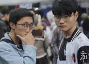 越南小哥实力COS大魔王Faker 仅靠眼镜队服完美还原